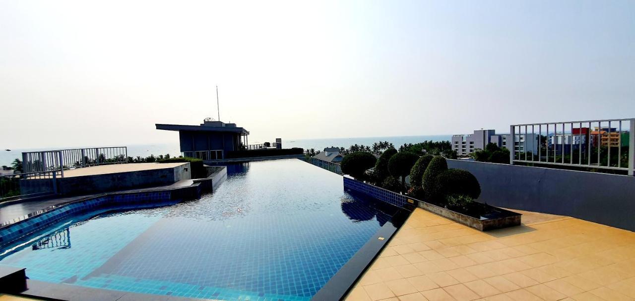 Appartamento Cozy Near Beach 200M With Toproof Pool At Patio Bangsaen Esterno foto